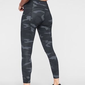 Athleta Camo Contender 7/8 tight- Size M